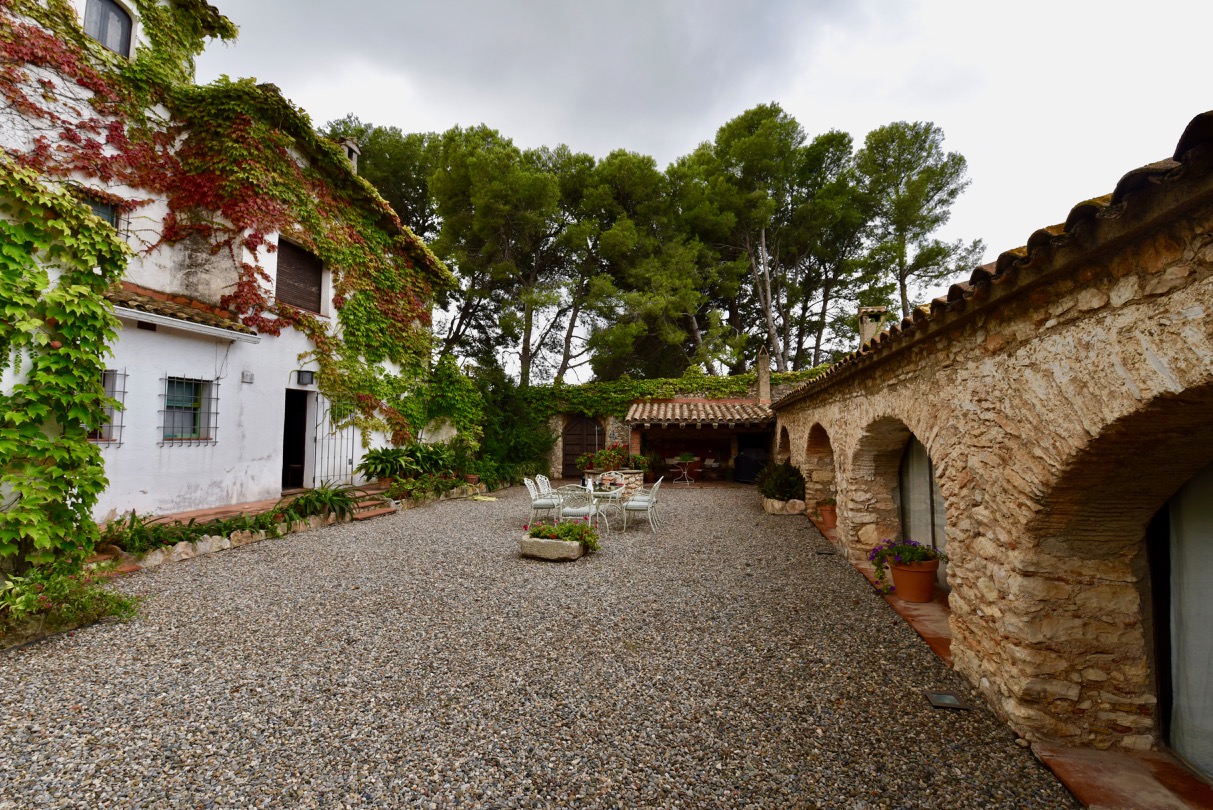 The courtyard of Barthomeus winery with table and chairs laid out